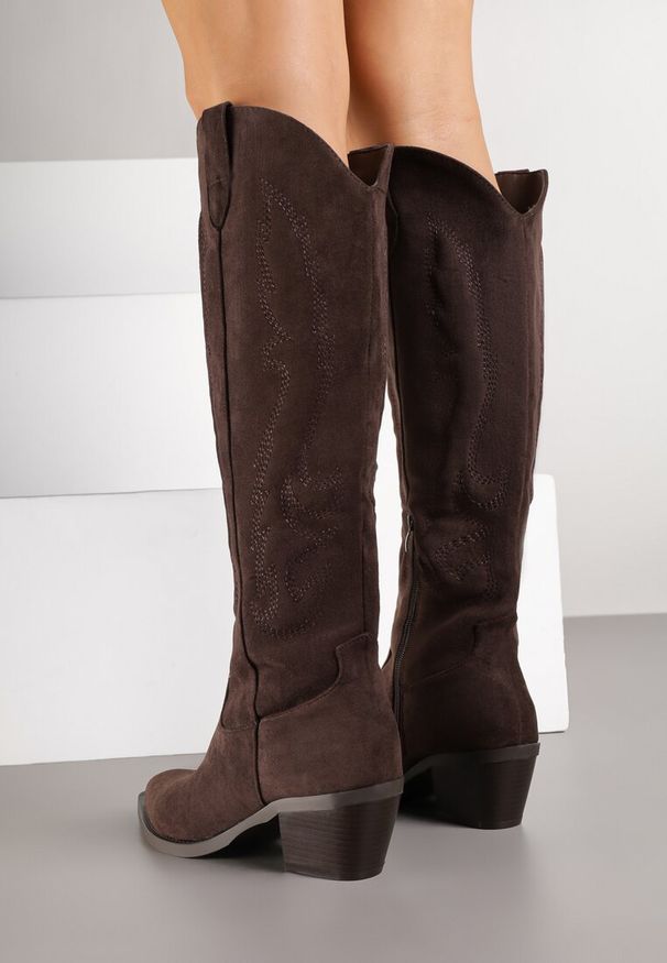 Renee - Ciemnobrązowe Kozaki Kowbojki w Klasycznym Stylu z Imitacji Zamszu Lataselia. Okazja: na co dzień. Nosek buta: szpiczasty. Kolor: brązowy. Materiał: zamsz. Obcas: na obcasie. Styl: klasyczny. Wysokość obcasa: średni