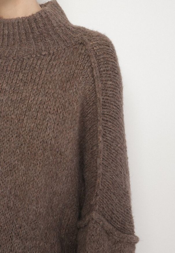 Born2be - Jasnobrązowy Golf z Wełną o Kroju Oversize z Obniżoną Linią Ramion Lilenae. Okazja: na co dzień. Typ kołnierza: golf. Kolor: brązowy. Materiał: wełna. Długość rękawa: długi rękaw. Długość: długie. Sezon: zima, jesień. Styl: casual, elegancki