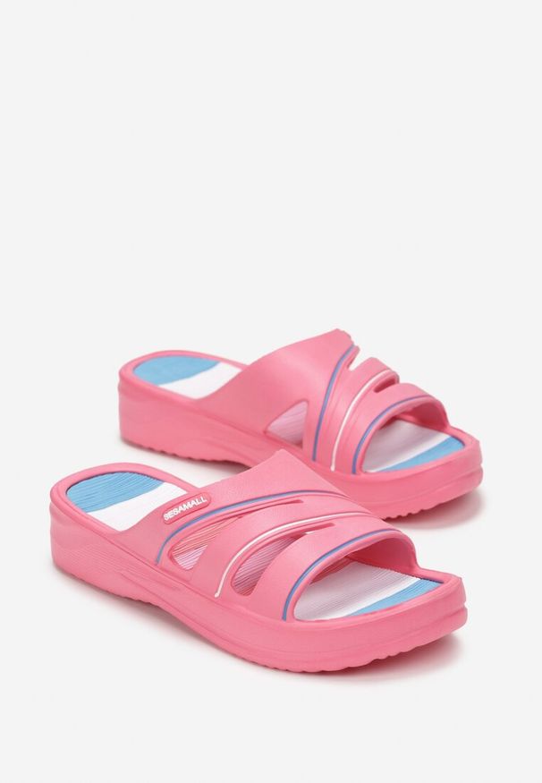 Born2be - Różowe Basenowe Klapki na Niskim Koturnie z Wycięciami Narsilla. Okazja: na plażę. Kolor: różowy. Materiał: guma. Wzór: aplikacja. Obcas: na koturnie