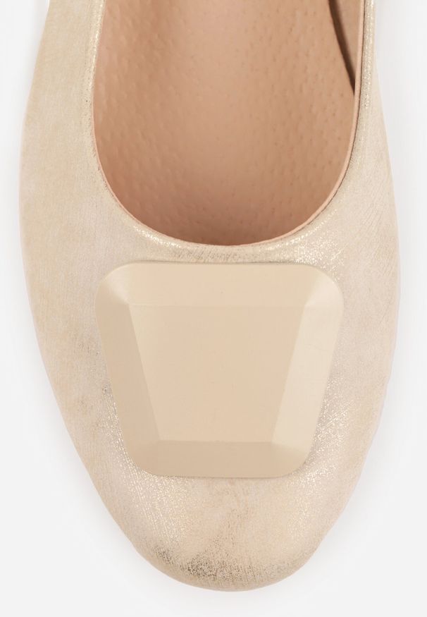 Born2be - Złote Czółenka na Niskim Obcasie z Elegancką Aplikacją i Skórzaną Wkładką Cezaline. Okazja: na co dzień, na spotkanie biznesowe, do pracy. Kolor: złoty. Materiał: skóra. Wzór: aplikacja. Obcas: na obcasie. Styl: elegancki. Wysokość obcasa: niski