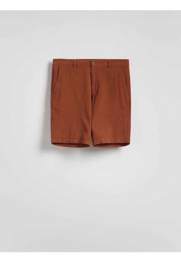 Reserved - Szorty regular z lnem - karminowy. Kolor: czerwony. Materiał: len