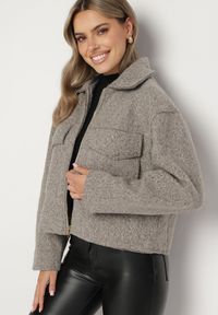 Born2be - Brązowa Pudełkowa Kurtka z Kołnierzykiem i Kieszeniami o Krótkim Fasonie Neliella. Okazja: na co dzień. Kolor: brązowy. Materiał: jeans. Długość: krótkie. Styl: casual, elegancki #3