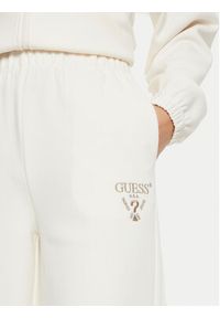 Guess Spodnie dresowe V5RB12 KC3D2 Écru Regular Fit. Materiał: syntetyk