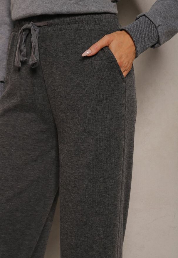 Renee - Ciemnoszare Spodnie Dzianinowe o Szerokim Kroju High Waist z Gumką w Pasie i Sznurkiem Creitta. Okazja: na co dzień. Stan: podwyższony. Kolor: szary. Materiał: dzianina. Styl: casual
