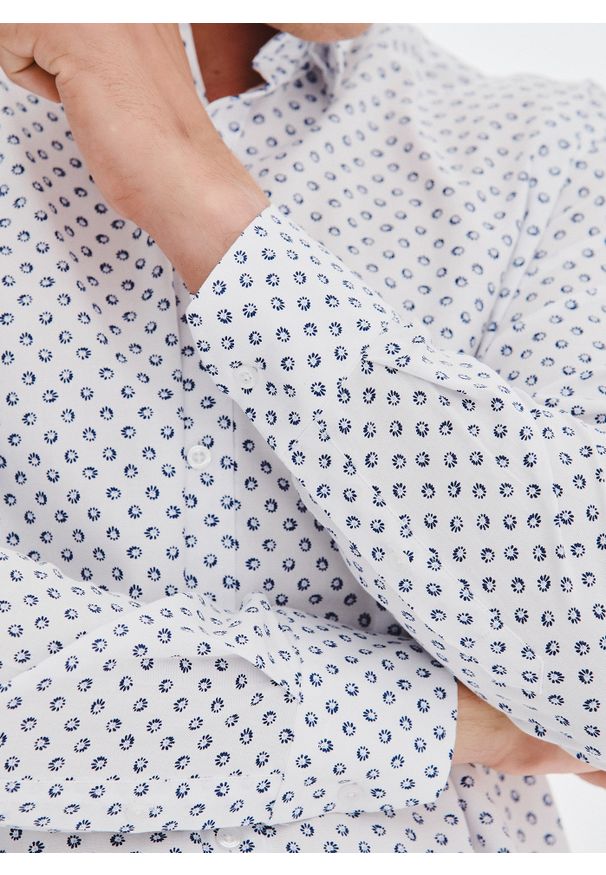 Pako Lorente - PAKO LORENTE - Biała bawełniana koszula mikrowzór. Kolor: biały. Materiał: bawełna. Długość rękawa: długi rękaw. Długość: długie