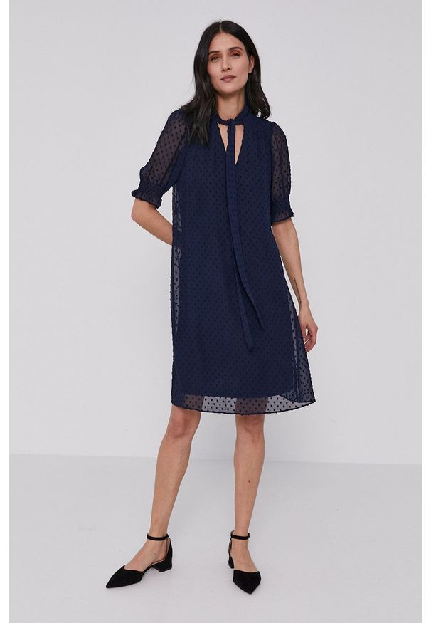 DKNY - Dkny - Sukienka. Kolor: niebieski. Materiał: tkanina. Długość rękawa: krótki rękaw. Wzór: gładki. Typ sukienki: rozkloszowane