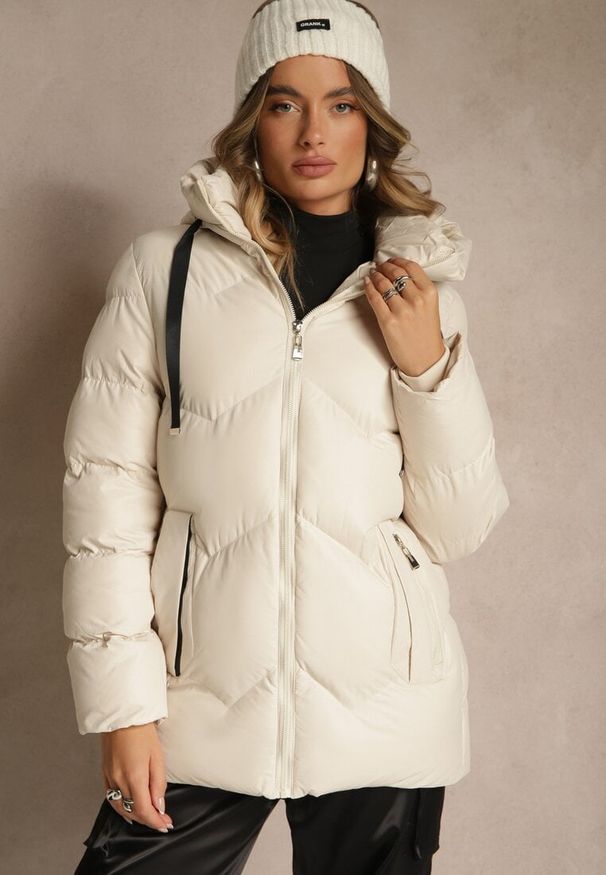 Renee - Ciemnobeżowa Kurtka Pikowana z Kapturem i Sznurkami Oleanesa. Okazja: na co dzień. Typ kołnierza: kaptur. Kolor: beżowy. Materiał: jeans. Styl: sportowy, casual