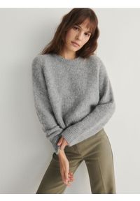 Reserved - Sweter o krótszym kroju - szary. Kolor: szary. Materiał: dzianina. Długość: krótkie