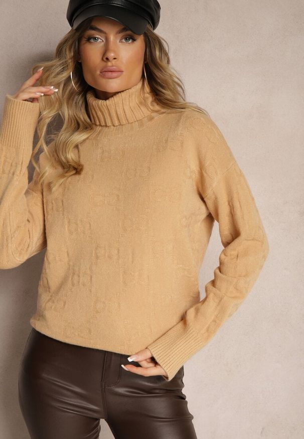 Renee - Ciemnobeżowy Golf o Klasycznym Kroju Savelle. Okazja: na co dzień. Typ kołnierza: golf. Kolor: beżowy. Materiał: jeans. Długość rękawa: długi rękaw. Długość: długie. Styl: klasyczny