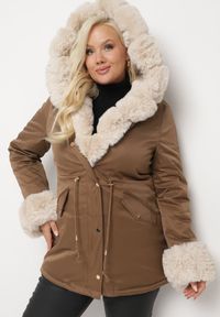 Born2be - Brązowa Kurtka Parka z Kapturem i Odpinanymi Futerkowymi Wstawkami Ściągana w Pasie Savanella. Okazja: na co dzień. Typ kołnierza: kaptur. Kolekcja: plus size. Kolor: brązowy. Materiał: jeans, dzianina. Styl: klasyczny, casual #7