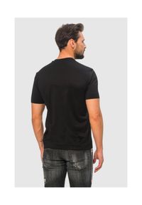 Emporio Armani - EMPORIO ARMANI Czarny t-shirt męski ze srebrnym logo. Kolor: czarny. Materiał: prążkowany. Wzór: aplikacja #3