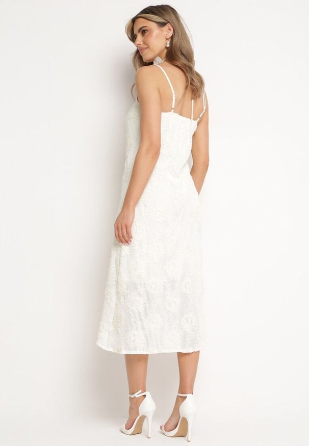 Born2be - Jasnobeżowa Sukienka na Cienkich Regulowanych Ramiączkach z Chokerem z Różą Ellabeth. Typ kołnierza: dekolt w kształcie V, choker. Kolor: beżowy. Długość rękawa: na ramiączkach