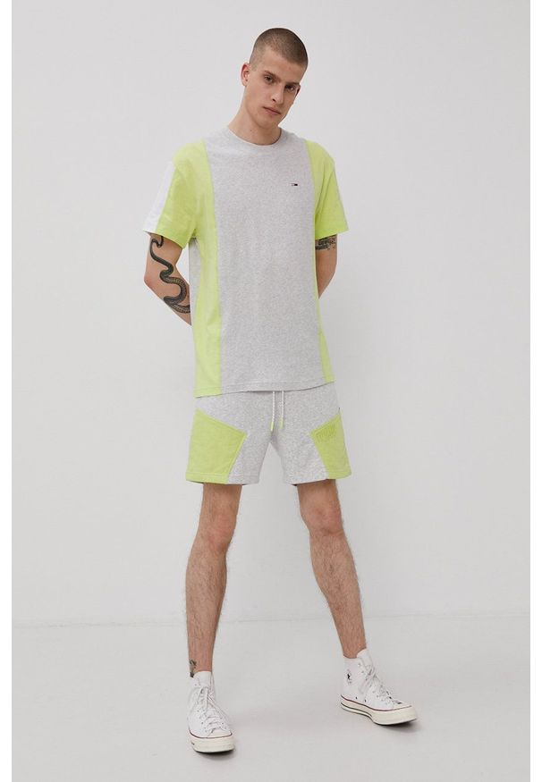 Tommy Jeans Szorty męskie kolor szary. Okazja: na co dzień. Kolor: szary. Materiał: bawełna, dzianina. Styl: casual
