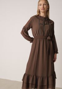Born2be - Brązowa Rozkloszowana Sukienka Ozdobiona Falbanami Paskiem i Guzikami Nevissia. Okazja: na co dzień. Kolor: brązowy. Materiał: poliester, materiał. Wzór: aplikacja. Styl: casual, elegancki, klasyczny #5