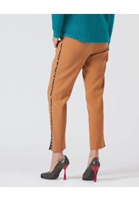 Manila Grace - MANILA GRACE - Karmelowe spodnie z podwójnym paskiem. Kolor: beżowy. Materiał: tkanina. Wzór: nadruk, motyw zwierzęcy