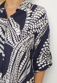 Born2be - Granatowa Sukienka Koszulowa z Wiskozą o Pudełkowym Kroju Redenira. Okazja: na co dzień. Typ kołnierza: kołnierzyk klasyczny. Kolekcja: plus size. Kolor: niebieski. Materiał: wiskoza. Typ sukienki: koszulowe. Styl: klasyczny, casual #4