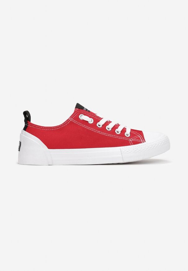 Renee - Czerwone Trampki Rhethiphei. Nosek buta: okrągły. Kolor: czerwony. Materiał: materiał, guma, jeans. Szerokość cholewki: normalna. Wzór: aplikacja, kolorowy