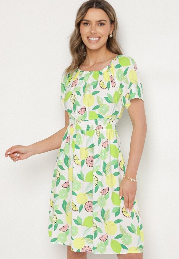 Born2be - Zielona Sukienka Hiszpanka z Bawełną i Motywem Cytrusów Avfila. Okazja: na co dzień. Typ kołnierza: dekolt hiszpanka. Kolor: zielony. Materiał: bawełna. Sezon: lato. Styl: elegancki, casual