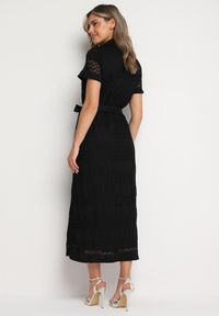 Born2be - Czarna Koszulowa Sukienka na Guziki z Ażurowym Wzorem Wiązana Paskiem Klarevia. Okazja: do pracy. Kolor: czarny. Materiał: tkanina, skóra. Wzór: ażurowy. Sezon: wiosna, lato. Typ sukienki: koszulowe. Styl: elegancki, klasyczny #6