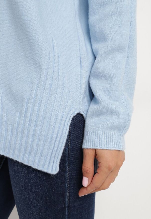 Born2be - Jasnoniebieski Sweter z Półgolfem z Prążkowanej Dzianiny z Wycięciami po Bokach Rerivra. Kolor: niebieski. Materiał: dzianina, prążkowany. Styl: elegancki, wizytowy