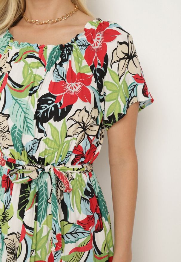 Born2be - Zielono-Różowa Sukienka z Wiskozy w Kwiaty Rozkloszowana Wiązana w Talii Quilbia. Okazja: na spacer, na plażę. Typ kołnierza: dekolt hiszpanka. Kolor: biały. Materiał: wiskoza. Długość rękawa: krótki rękaw. Wzór: kwiaty. Sezon: lato