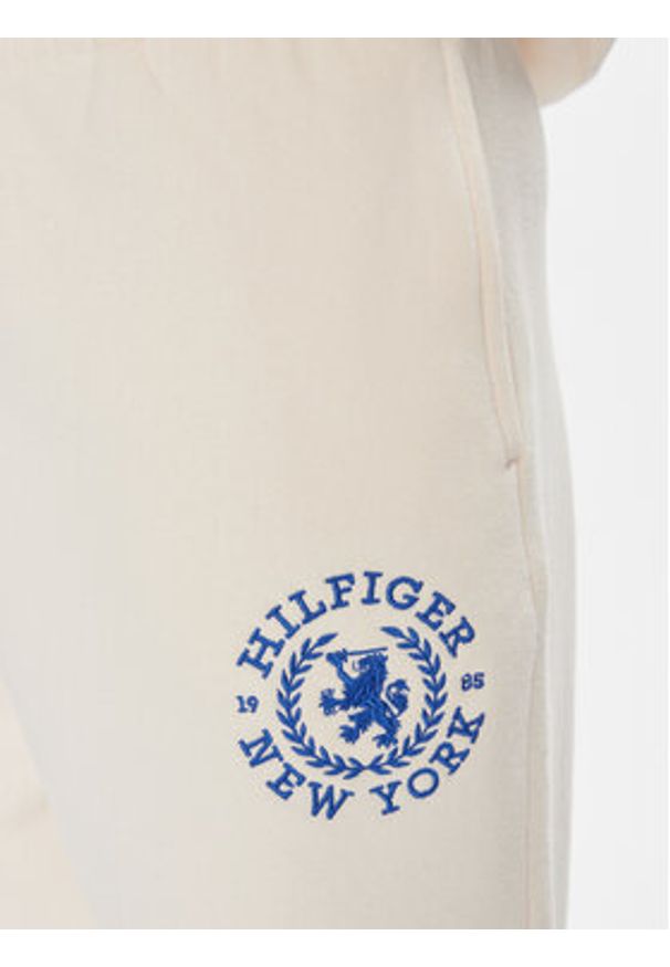 TOMMY HILFIGER - Tommy Hilfiger Spodnie dresowe Crest Sweat Pant WW0WW40601 Écru Regular Fit. Materiał: bawełna