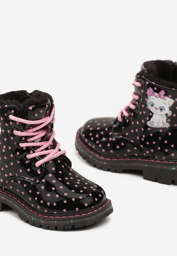 Born2be - Czarne Lakierowane Botki Traperki Mocno Ocieplane Zdobione Bajkowym Motywem Zinnalina. Okazja: na uczelnię, na co dzień. Kolor: czarny. Materiał: lakier. Wzór: aplikacja, motyw z bajki. Sezon: zima, jesień. Styl: młodzieżowy, casual, elegancki