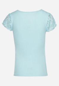 Born2be - Jasnoniebieski Prążkowany T-shirt z Krótkim Rękawem Ozdobiony Koronką Neliah. Kolor: niebieski. Materiał: prążkowany, koronka. Długość rękawa: krótki rękaw. Długość: krótkie. Wzór: aplikacja, koronka. Styl: klasyczny #6