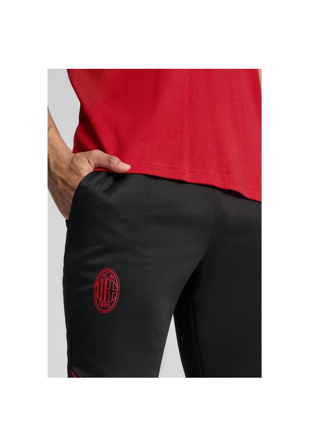 Puma - Męskie spodnie AC Milan ftblNRGY+ PUMA Black For All Time Red. Kolor: czerwony, wielokolorowy, czarny. Materiał: dresówka. Wzór: aplikacja. Sport: piłka nożna