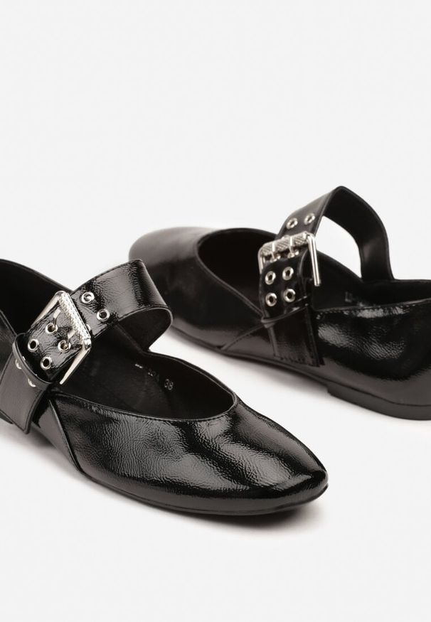 Born2be - Czarne Balerinki Lakierowane z Ozdobną Dużą Klamrą i Paskiem Grelita. Zapięcie: klamry. Kolor: czarny. Materiał: lakier. Styl: elegancki