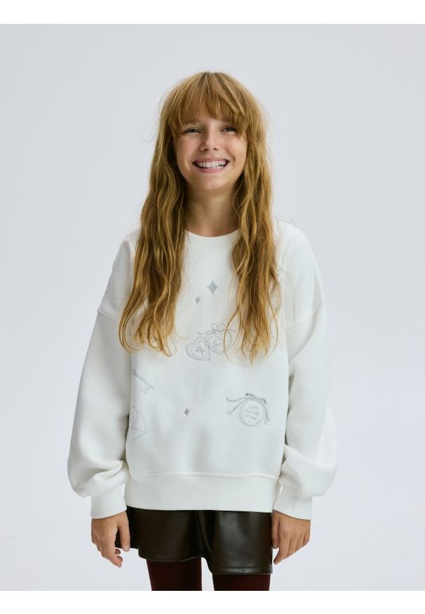 Reserved - Bluza z haftem - złamana biel. Materiał: bawełna. Wzór: haft