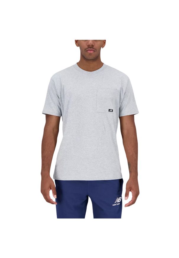 New Balance - T-shirt Essentials Reimagined Rozmiar M Szary - MT31542AG. Kolor: szary. Materiał: bawełna, dzianina. Długość rękawa: krótki rękaw. Długość: krótkie. Sport: fitness