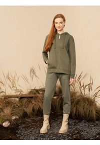 outhorn - Bluza dresowa rozpinana z kapturem damska Outhorn - khaki. Okazja: na co dzień. Typ kołnierza: kaptur. Kolor: wielokolorowy, brązowy, oliwkowy. Materiał: dresówka. Wzór: nadruk. Styl: casual #2