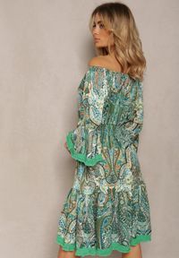 Renee - Zielona Rozkloszowana Sukienka w Print Paisley z Frędzelkami i Hiszpańskim Dekoltem Jotalle. Okazja: na imprezę. Kolor: zielony. Długość rękawa: długi rękaw. Wzór: nadruk, paisley. Styl: elegancki, wizytowy