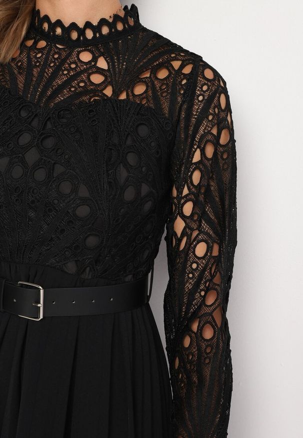 Born2be - Czarna Sukienka ze Stójką i Ażurową Górą z Paskiem z Klamrą Nevellania. Typ kołnierza: kołnierzyk stójkowy. Kolor: czarny. Materiał: materiał. Wzór: ażurowy. Sezon: wiosna, jesień, lato