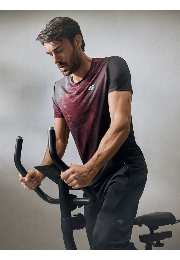 4f - 4F Koszulka treningowa regular szybkoschnąca męska - burgundowy M. Kolor: czerwony. Materiał: skóra. Sport: fitness