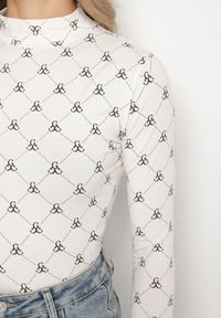 Born2be - Biała Bawełniana Bluzka z Półgolfem Typu Longsleeve z Geometrycznym Wzorem Tilianna. Okazja: do pracy, na imprezę, na co dzień, na spotkanie biznesowe. Kolor: biały. Materiał: bawełna. Długość rękawa: długi rękaw. Wzór: geometria. Styl: klasyczny, casual, elegancki, biznesowy #7