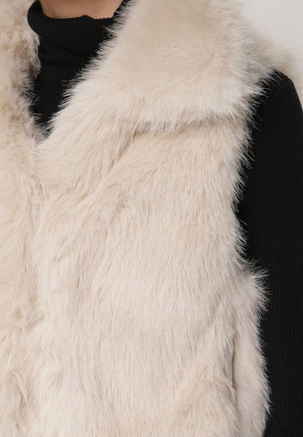 Born2be - Beżowa Kamizelka Futerko z Szerokim Kołnierzem i Kieszeniami Nettisa. Okazja: na spotkanie biznesowe, do pracy, na co dzień. Typ kołnierza: golf. Kolor: beżowy. Materiał: futro. Styl: elegancki, casual, klasyczny, biznesowy