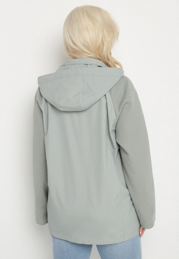 Born2be - Jasnozielona Kurtka Wiatrówka z Odpinanym Kapturem i Ściągaczami Arseli. Okazja: na spacer, na co dzień. Kolekcja: plus size. Kolor: zielony. Materiał: poliester, jeans. Długość rękawa: długi rękaw. Długość: długie. Styl: casual, elegancki
