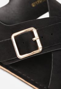 Born2be - Czarne Sandały Typu Japonki VICES Ozdobione Klamrą Nanrunia. Okazja: na co dzień. Zapięcie: klamry. Kolor: czarny. Materiał: koronka. Wzór: aplikacja. Styl: wakacyjny, casual, klasyczny #5