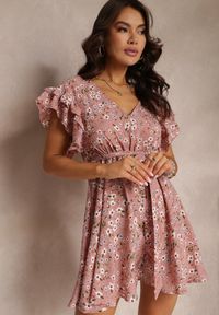 Renee - Różowa Sukienka Diosisha. Typ kołnierza: dekolt w serek, kołnierz z falbankami. Kolor: różowy. Materiał: tkanina, materiał. Wzór: aplikacja, kwiaty. Sezon: lato. Długość: mini #4