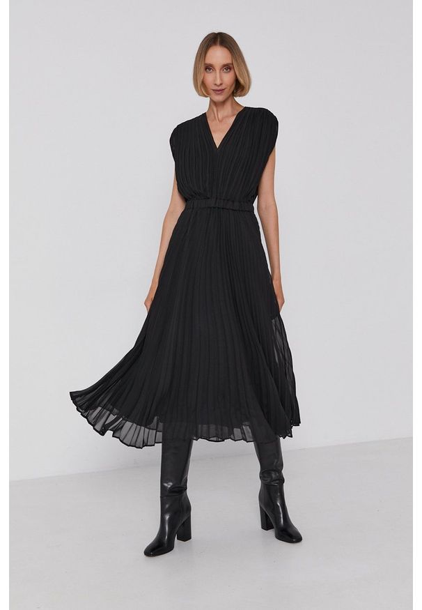 Armani Exchange Sukienka kolor czarny midi rozkloszowana. Kolor: czarny. Materiał: tkanina. Wzór: gładki. Typ sukienki: rozkloszowane, plisowane. Długość: midi