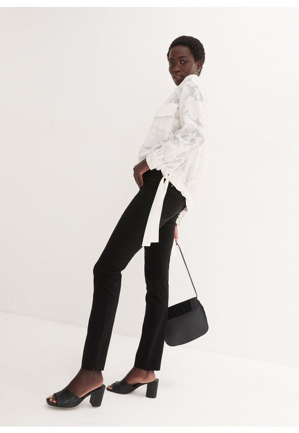 bonprix - Spodnie ze stretchem z gumką w talii. Kolor: czarny. Styl: klasyczny