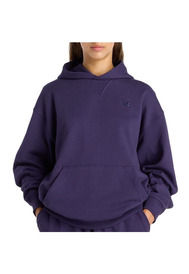 Bluza damska New Balance WT41537BOY - fioletowa. Okazja: na co dzień. Kolor: fioletowy. Materiał: prążkowany, bawełna, materiał, dresówka. Styl: casual, klasyczny