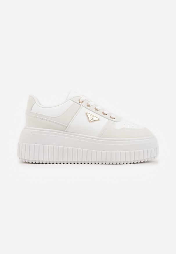 Born2be - Białe Sneakersy VICES na Grubej Podeszwie z Tłoczeniami Zdobione Aplikacją Cezara. Okazja: na co dzień, do pracy. Kolor: biały. Materiał: jeans. Wzór: aplikacja