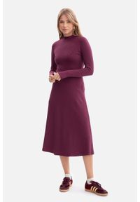 BeWear - Bawełniana sukienka dzianinowa z golfem rozkloszowana fiolet. Typ kołnierza: golf. Kolor: brązowy. Materiał: dzianina, bawełna. Sezon: zima, jesień