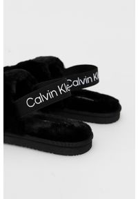 Calvin Klein Jeans kapcie Home Slipper Fakefur Elastic kolor czarny. Kolor: czarny. Materiał: poliester, materiał. Wzór: gładki #2