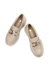 Beżowe Półbuty Armodo Modne Obuwie Damskie. Okazja: na co dzień. Zapięcie: klamry. Kolor: beżowy. Materiał: skóra. Styl: casual, klasyczny, elegancki #4