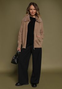 Born2be - Ciemnobeżowy Kardigan z Wełną z Futrzanym Kołnierzem Zapinany na Suwak Sistte. Okazja: na co dzień. Kolor: beżowy. Materiał: wełna, futro. Długość rękawa: długi rękaw. Długość: długie. Styl: casual #4