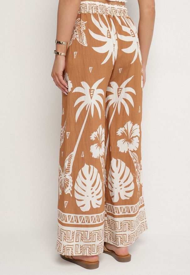 Born2be - Brązowe Spodnie z Tropikalnym Wzorem i Szerokimi Nogawkami Emivelli. Okazja: na co dzień. Kolor: brązowy. Styl: casual, elegancki